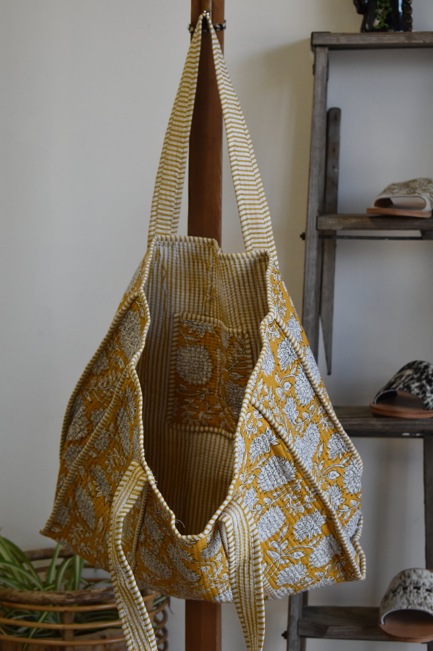Daisy Floral Quilted Bag